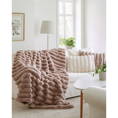 Liny pale pink - pläd i fuskpäls